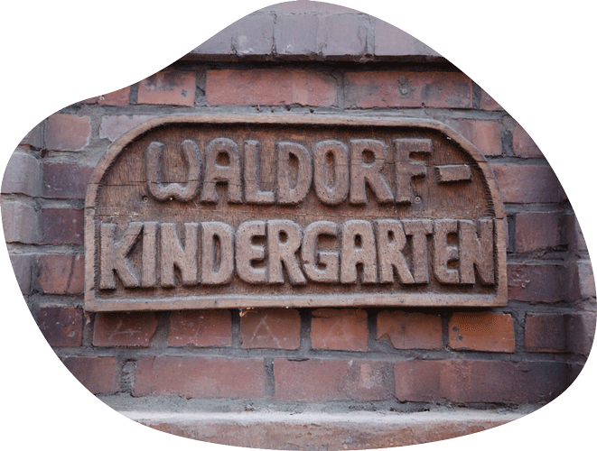 Waldorf_Schild Bild von einem Holzschild, auf dem steht: Waldorfkindergarten