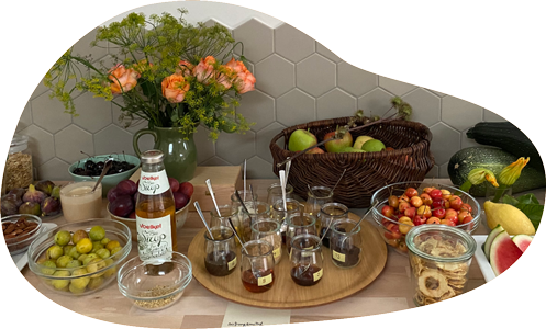Buffet Ein Frühstücksbuffet mit vielen frischen Früchte. Das Buffet ist dekoriert mit einem Blumenstrauß, Kürbissen und Zucchini.