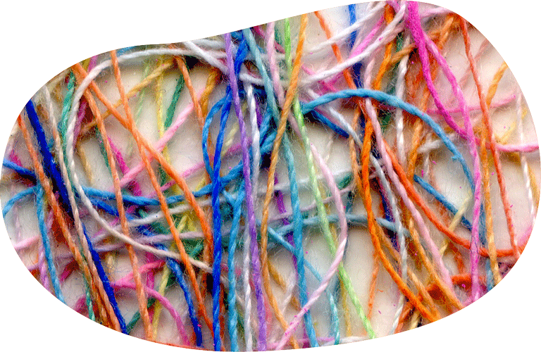 Verbindung Bunte Wollfäden auf heller Unterlage.