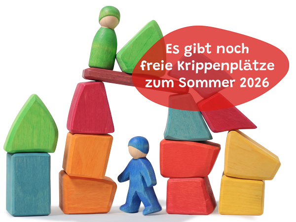 Titelbild bunte Bauklötze ergeben ein kleines Häuschen, einige Holzfigürchen ergänzen das Bild, das durch KI erstellt worden ist.