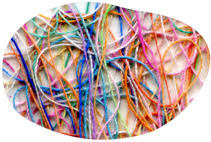 bunte Fäden liegen übereinander