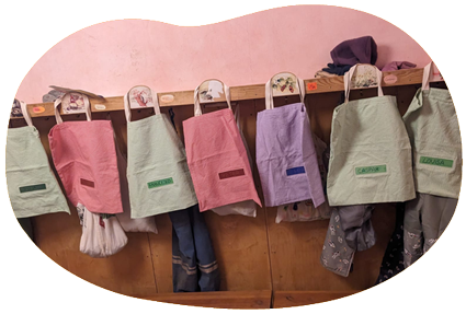 Garderobe mit bunten Schürzen